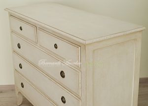 Classic style chest of drawers in solid wood with very antique lacquered finish